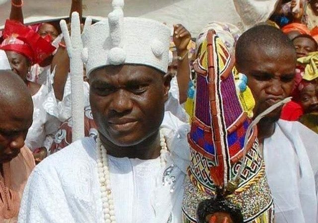 Ooni Ogunwusi Wears Aare Crown For The First Time (Photo) —  OsunDefenderOsunDefender