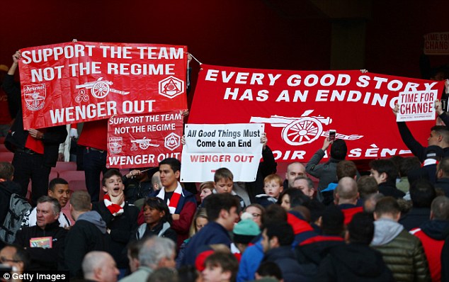 Arsene Wenger Applaud Fans Despite Protest
