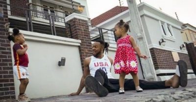 Flavour Takes A Stroll With His Daughters, Sophia & Gabriella (photo)