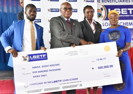 Ambode Presents N924.7m Cheques To 1,438 ETF Beneficiaries