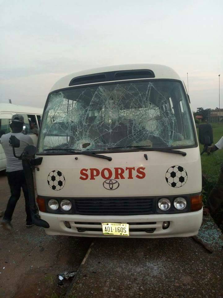 Hoodlums Attack Osun United Fans, Vandalise 8 Buses In Ogun