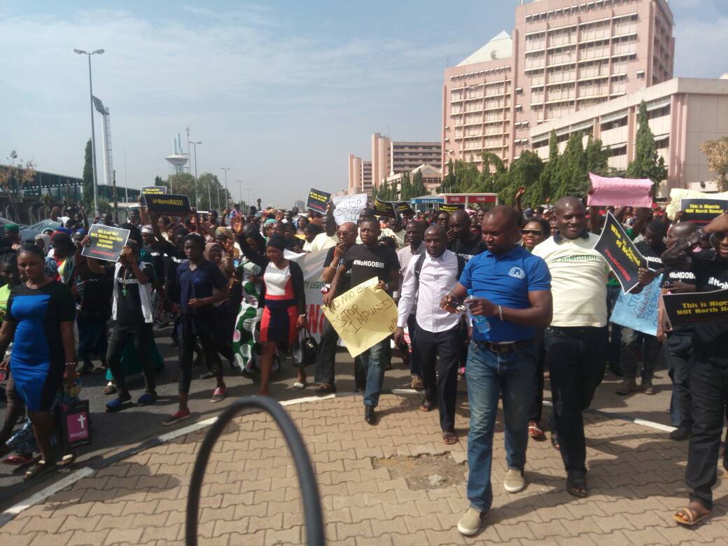 Angry Students Barricade  Sagamu-Benin Expressway Over ASUU Strike