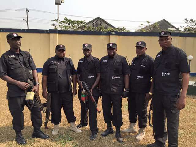 BREAKING: Mob Seizes Police Officer As SARS Operatives Kill Lady In Lagos