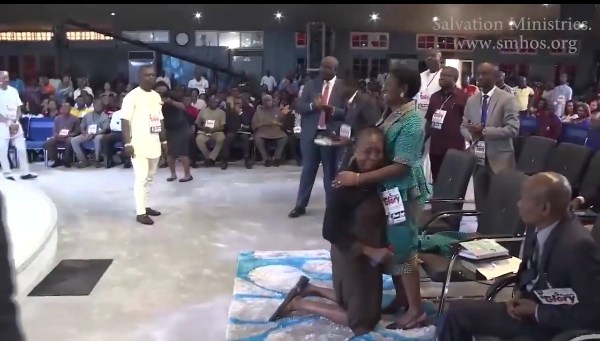 VIDEO: Kemi Olunloyo In Tears As She Kneels, Begs Pastor Ibiyeomie, Vows To Spend Her Life In Salvation Ministry