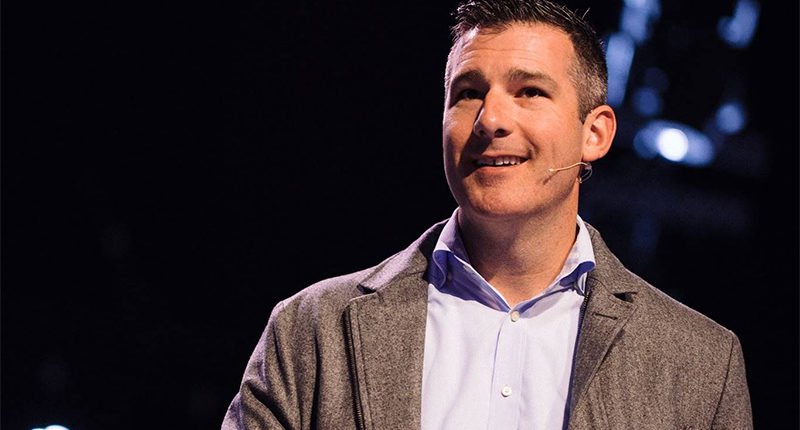 Pastor Gets Standing Ovation After ‘Sexual Incident’ Confession