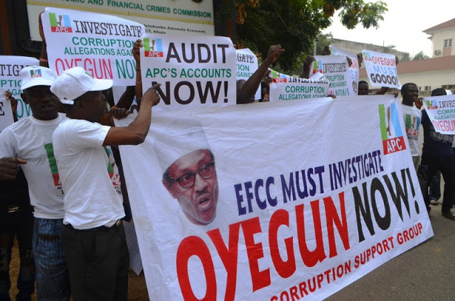 Breaking: APC Members Drag Troubled Oyegun To EFCC