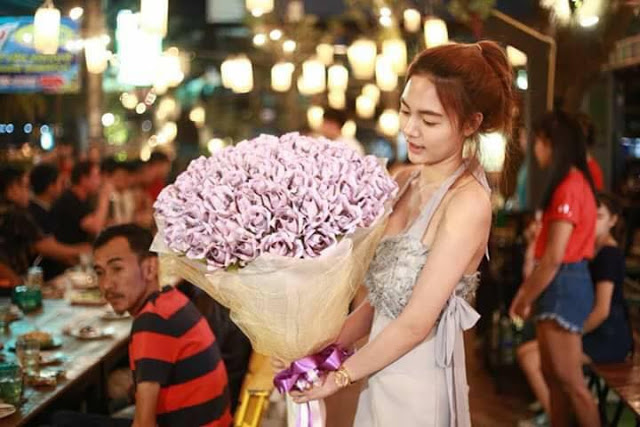 Thai Woman Surprises Boyfriend With A Large Bouquet Made Of Money