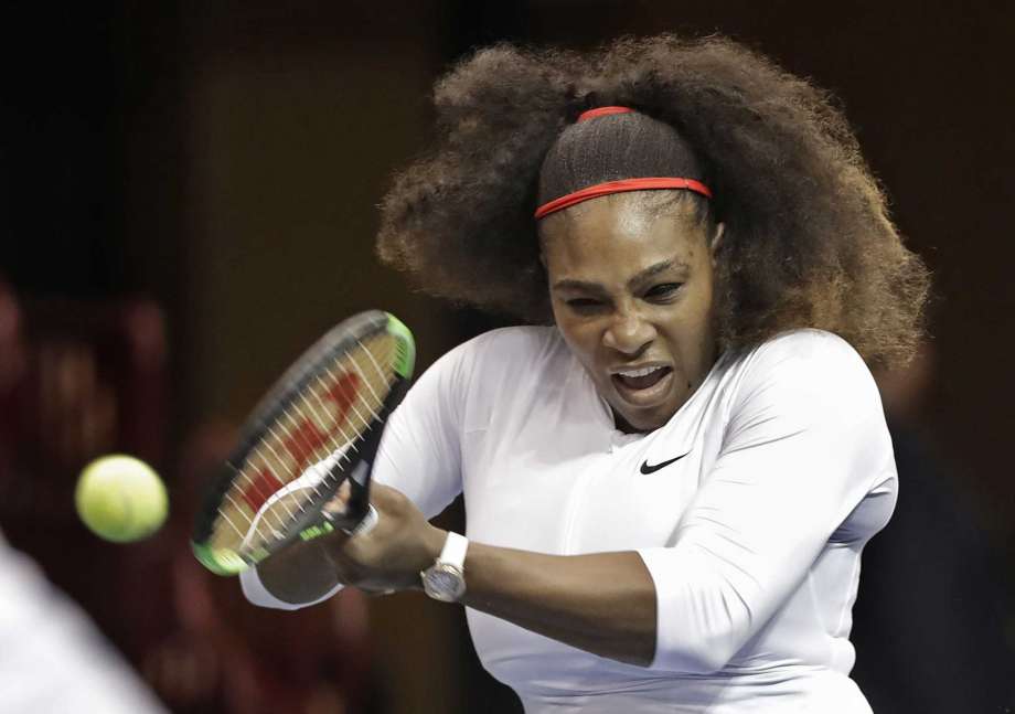 Serena Williams powers into Australian Open last 16