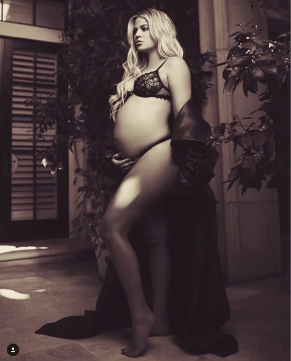 Khloe Kardashian Shares Sexy Pregnant Picture