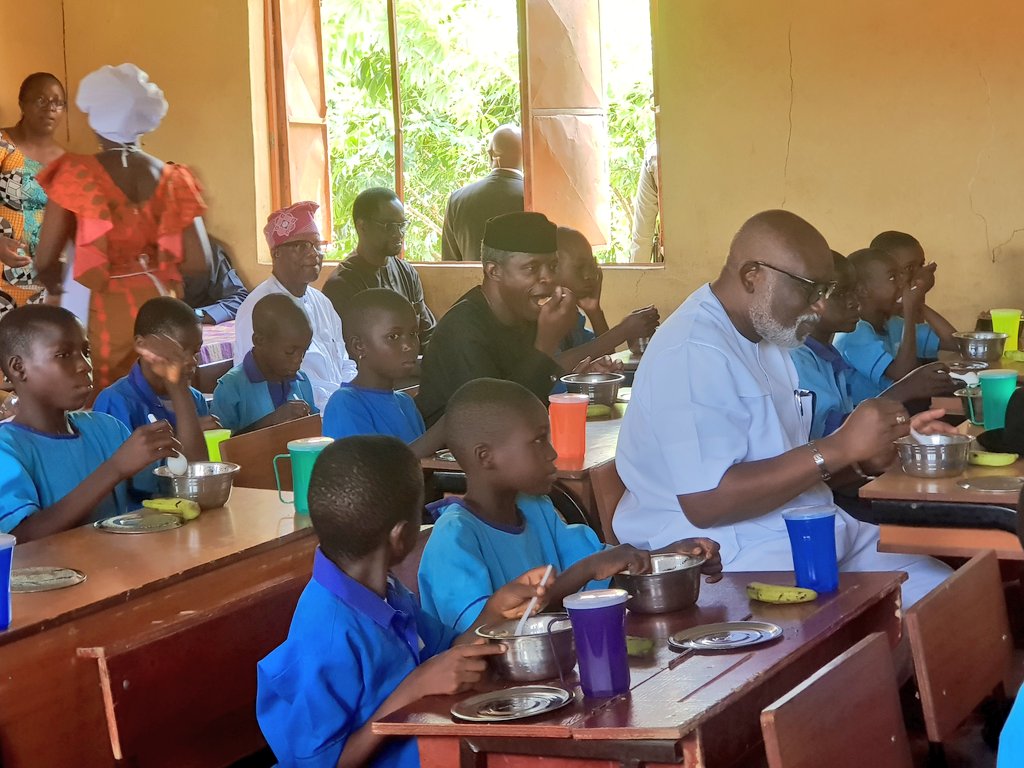 PHOTO/VIDEO: Osinbajo Shares Meal With Ondo Primary School Children