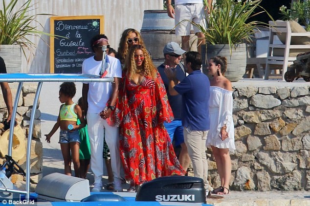 Beyonce Looks Pregnant As She Steps Out With Jay Z And Blue Ivy