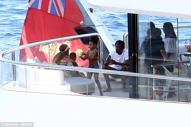 Beyonce And Family Relax In Luxury Yacht In Italy