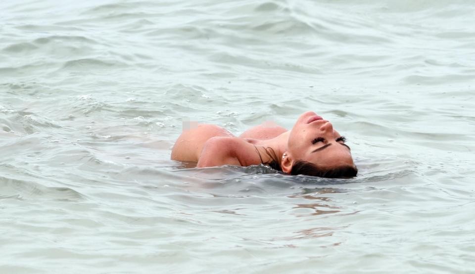 +18: Katie Price Goes Completely Naked At A Beach