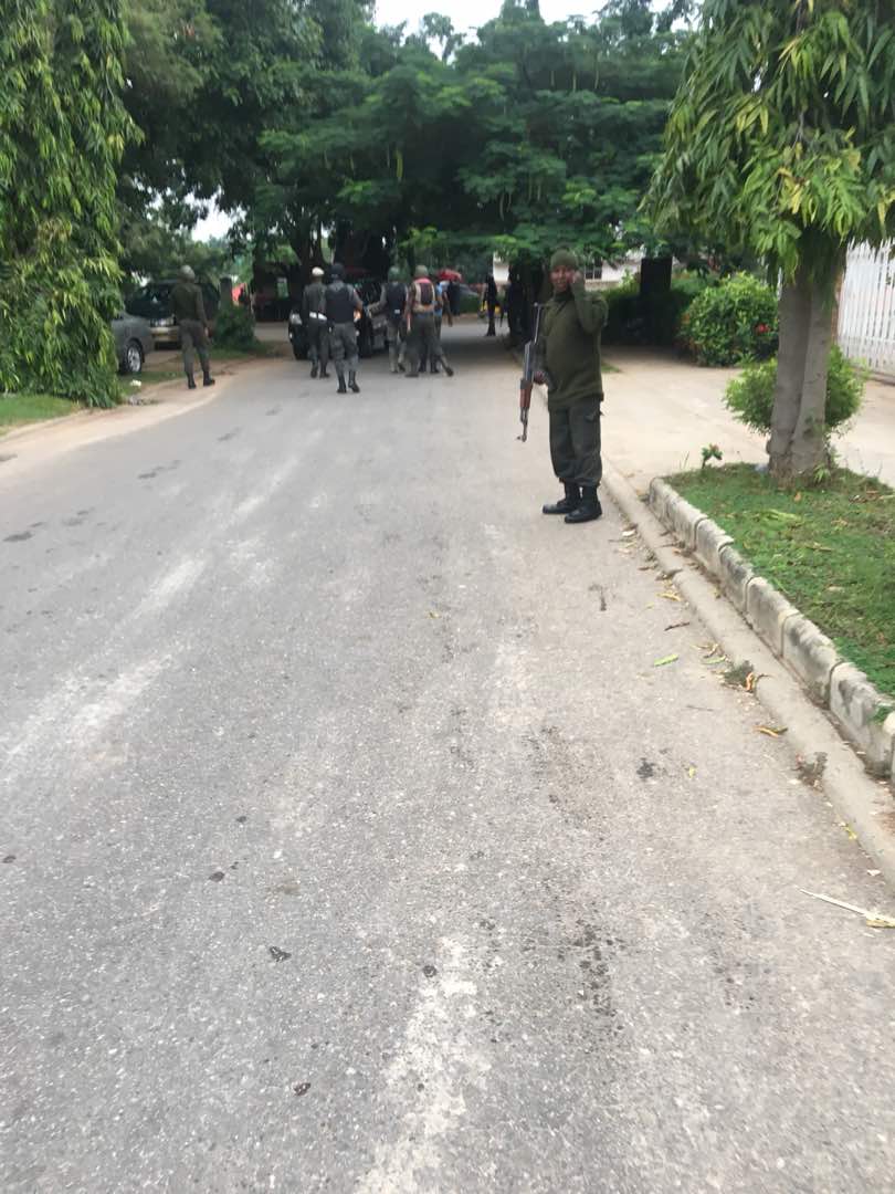 BREAKING: Police Block Saraki’s Convoy, Lay Siege On Ekweremadu In Abuja