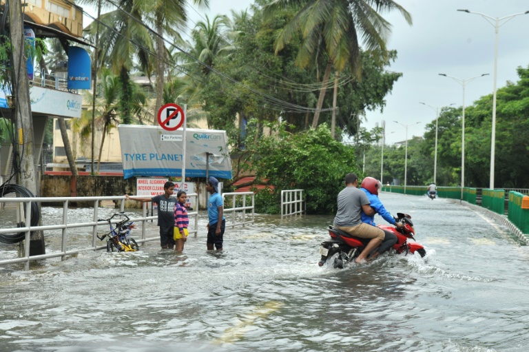Floods claim 300 lives, thousands still trapped