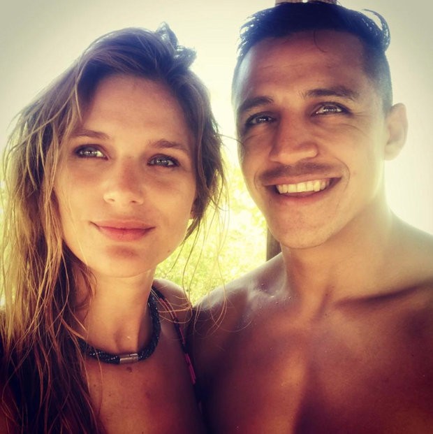 Man.Utd Star Alexis Sanchez Breaks Up With Girlfriend On Instagram