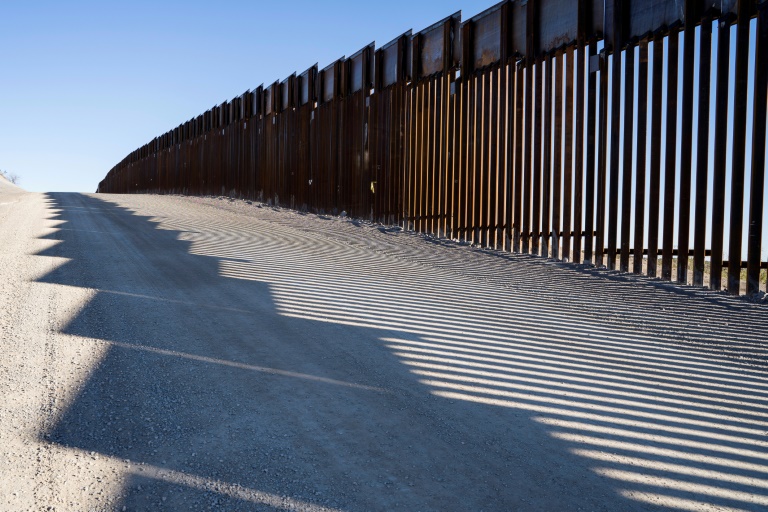 Trump threatens to seal US-Mexico border if wall is not built