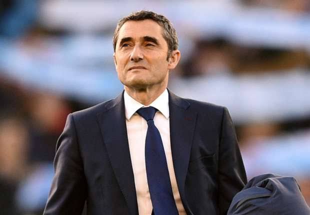 Barcelona extends contract with coach