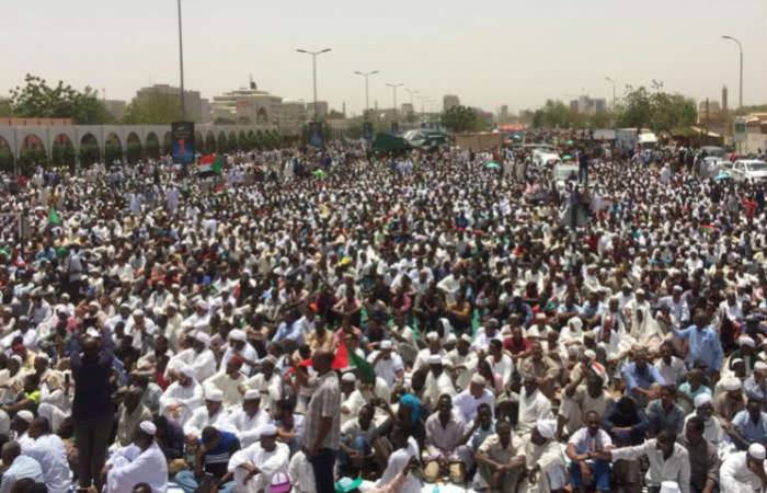 Volunteer Doctors, Cooks Aid Continuation Of Sudanese Protests