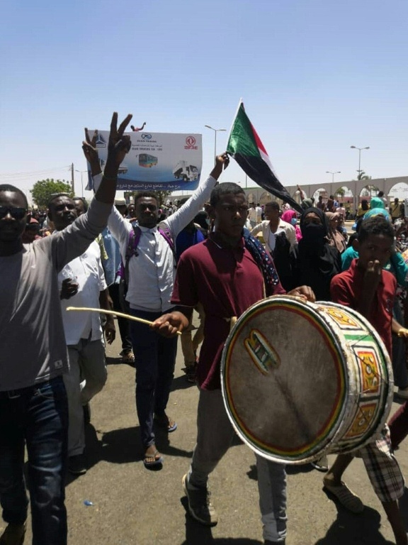 Thousands of Sudanese Protest in Army HQ