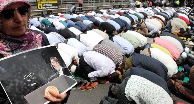 Thousands In Istanbul Pray For Former Egyptian President Morsi