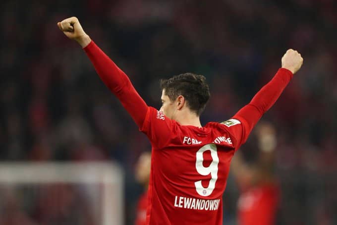 Bundesliga: Lewandowski, a shoulder to lean on