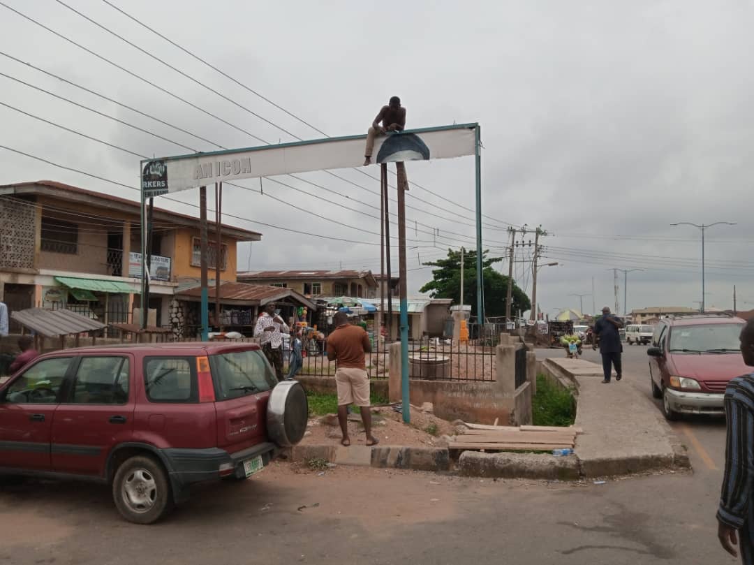 One Injured, As Thugs Attack APC Members Erecting Billboard In Osogbo
