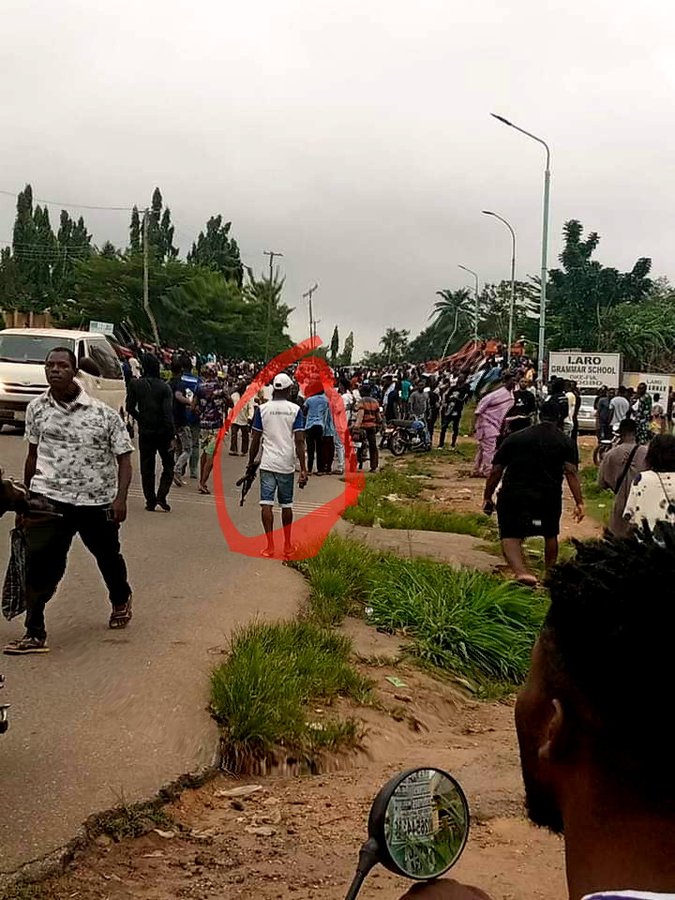 Police Clear Air On viral Picture Of Man Carrying Gun In Osun Protest