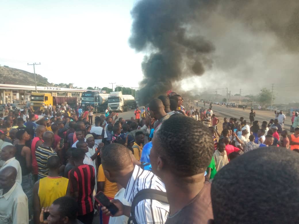 Insecurity: Protesters Barricade Abuja-Kaduna Road