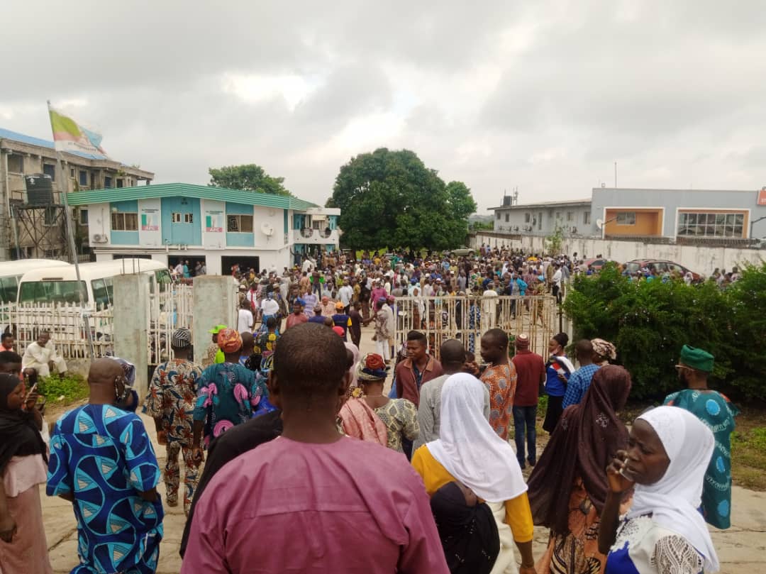 Ward Congress: Thousands Gather At Osun APC Secretariat To Submit More Petitions