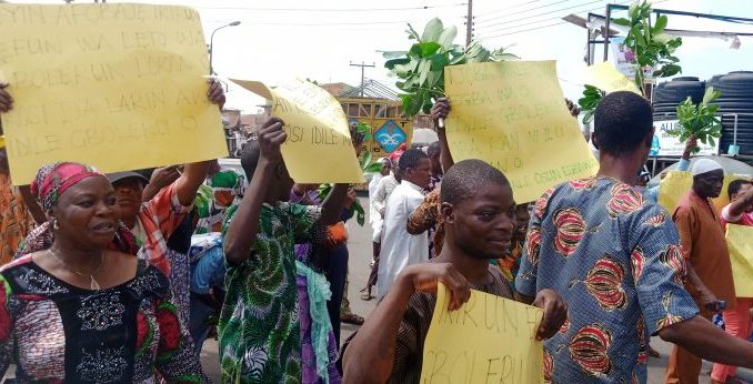 Gboleru Ruling House Protest Alleged ‘Cheating’ In Selection Of New Akirun