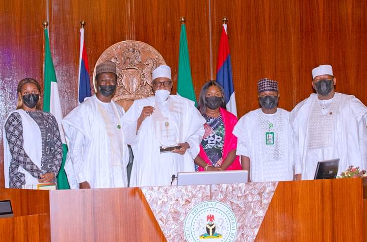 You Are Not Begging But Negotiating, Buhari Tells APC Youths