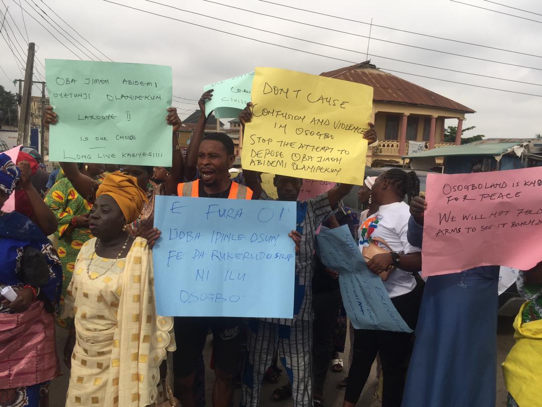 BREAKING:  Indigenes Protest  Over Alleged Plan To Dethrone Ataoja