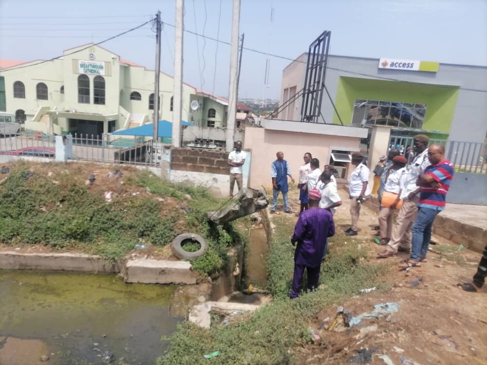 Sanitation Team Inspects Smelly Water At Ogo Oluwa After Osun Defender’s Report