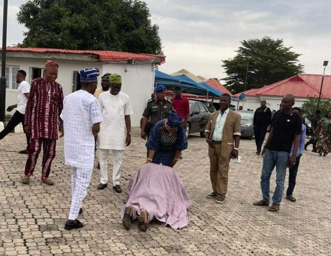 Mixed Reactions As Osun ALGON Chair Prostrates For Gov. Adeleke’s Sister