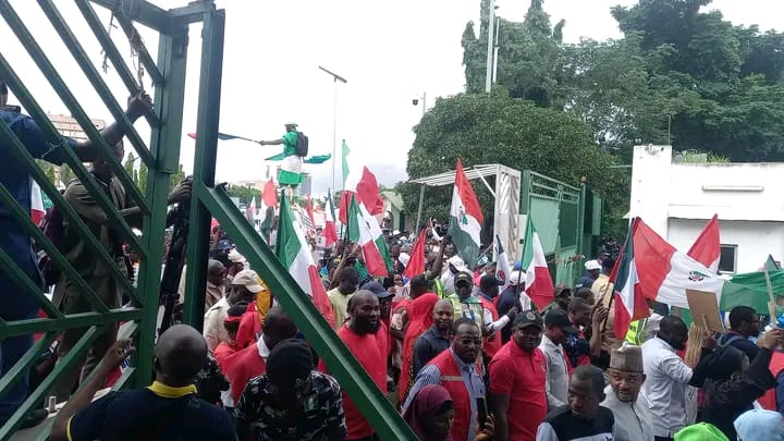 FLASH: Protesters Break Down National Assembly Gate