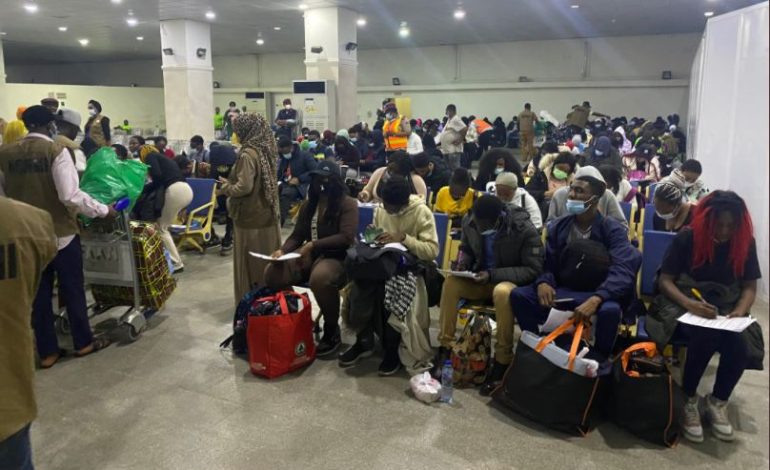 FG Receives 108 Stranded Nigerians In Niger