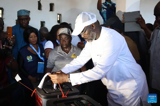 PHOTONEWS: Liberians Begin Voting In Tight Presidential Run-off