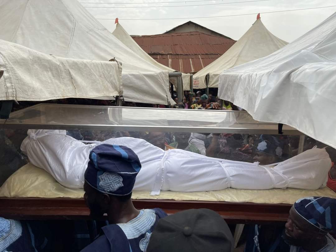 PHOTONEWS: Olubadan’s Corpse Arrives For Burial